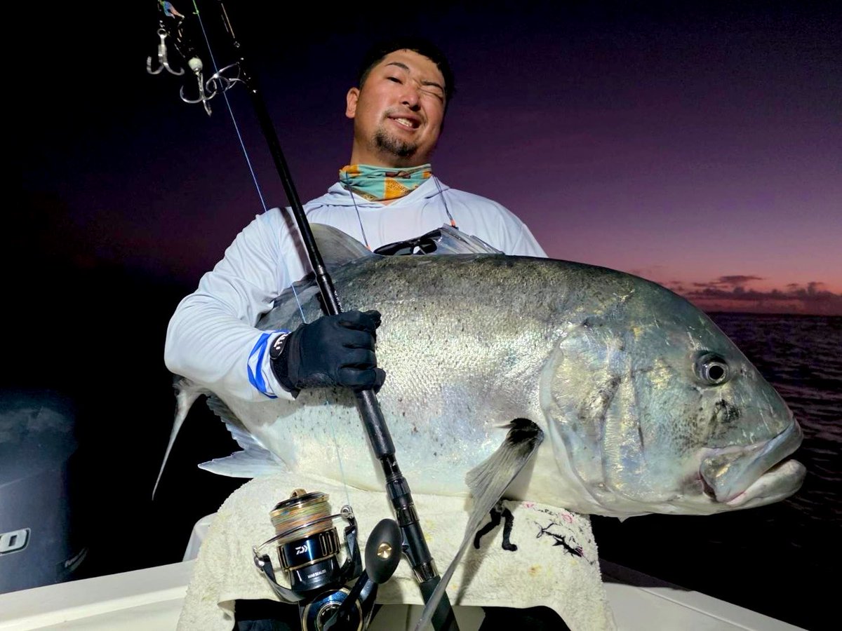 heartfulpop's tweet photo. ニューカレドニア遠征、最終日前日の夕暮れ。光量が減ると、大口径ポッパーの音だけを頼りにイソマグロが続々と飛び出す怪獣の海に。
仲間が立て続けにラインを切られる中、ルアーをI-CUP ROCKETに結び変えてG.T.Gorillaでぶっ放す。飛び出したのはイソマグロではなく、自身4本目の100lbオーバーのGT。 https://t.co/UwKJ5xxvSm