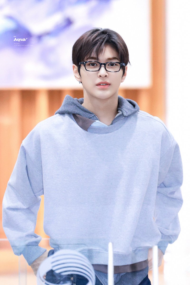 aqua_cortis's tweet photo. 260506 👓🩶
#KEONHO #건호 #CORTIS #코르티스 https://t.co/HeMlcwVOZn