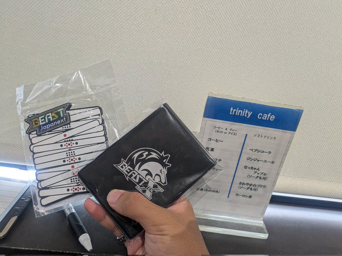 XENOBERUS's tweet photo. ずっと麻雀のこと考えてたら行きたくなったtrinity
フリードリンクの入れ物がまさかのBeastJapanext！運がいい！
1半荘だけやって2着！
納得のいくツモアガリ＆放銃で内容的にも良かったと思う！ https://t.co/F4wVrsy8Fp