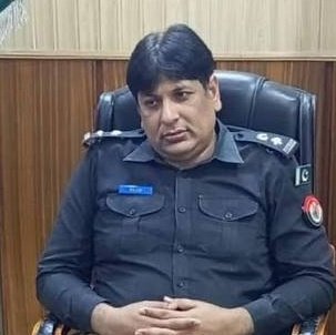ehtshamkiani's tweet photo. حیران کُن صورتحال: اسلام آباد ہائیکورٹ کے جسٹس ارباب محمد طاہر نے سپریٹنڈنٹ اڈیالہ جیل کو 4 مئی کو آرڈر کیا کہ 5 مئی کو بشریٰ بی بی کی بیٹی کا موقف سُن کر فیملی اور ذاتی معالج کی ملاقات کی درخواست پر فیصلہ کریں اور 6 مئی کو یعنی آج عدالت میں ذاتی طور پر پیش ہو کر آگاہ کریں لیکن حیران کُن صورتحال ہے کہ سپریٹنڈنٹ اڈیالہ جیل نے نہ تو بشریٰ بی بی کی بیٹی کو ذاتی طور پر بلا کر سُنا اور نہ ہی آج عدالت میں پیش ہوئے تو جسٹس ارباب محمد طاہر نے اب ایک بار پھر موقع دیتے ہوئے سپریٹنڈنٹ جیل کو دوبارہ بشریٰ بی بی کی بیٹی کو 11 مئی کو جیل بلا اور موقف سن کر ریپریزنٹیشن پر فیصلہ کرنے اور 12 مئی کو عدالت میں پیش ہونے کا حکم دیا ہے