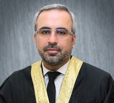 ehtshamkiani's tweet photo. حیران کُن صورتحال: اسلام آباد ہائیکورٹ کے جسٹس ارباب محمد طاہر نے سپریٹنڈنٹ اڈیالہ جیل کو 4 مئی کو آرڈر کیا کہ 5 مئی کو بشریٰ بی بی کی بیٹی کا موقف سُن کر فیملی اور ذاتی معالج کی ملاقات کی درخواست پر فیصلہ کریں اور 6 مئی کو یعنی آج عدالت میں ذاتی طور پر پیش ہو کر آگاہ کریں لیکن حیران کُن صورتحال ہے کہ سپریٹنڈنٹ اڈیالہ جیل نے نہ تو بشریٰ بی بی کی بیٹی کو ذاتی طور پر بلا کر سُنا اور نہ ہی آج عدالت میں پیش ہوئے تو جسٹس ارباب محمد طاہر نے اب ایک بار پھر موقع دیتے ہوئے سپریٹنڈنٹ جیل کو دوبارہ بشریٰ بی بی کی بیٹی کو 11 مئی کو جیل بلا اور موقف سن کر ریپریزنٹیشن پر فیصلہ کرنے اور 12 مئی کو عدالت میں پیش ہونے کا حکم دیا ہے