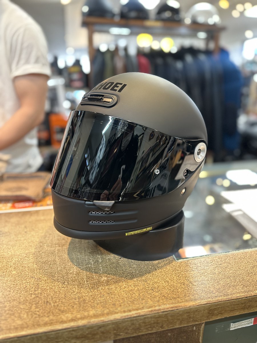 KMDex_hatahata's tweet photo. #SHOEI
#Glamster マットブラック
53,900円(税込)
with CPB-1V シールド スモーク
8,250円(税込)
ご購入いただき感謝デス。
スモークシールドって、ただの色付きじゃないんですよ。
昔のライダーは、眩しさは気合いかサングラスww。
でもズレるし、視界もイマイチ。
そこで出てきたのが、
“ヘルメットそのものをサングラス化する”という発想。
1970年代のロードレースやカフェレーサー文化の中で、
視界確保と見た目のカッコよさが融合して広まった。
つまりこれ、機能だけじゃない。
“スタイルとして成立した装備”。
そしてこのCPB-1V。
ただ暗いだけじゃなく、歪みも少なく光学性能もちゃんとしてる。
でも見た目はしっかり“あの時代”。
スモークシールドってのは、
眩しさを抑える道具から、
“自分のスタイルを作る装備”になったってこと。
Glamsterにスモーク。
もう完成してますね👍
#グラムスター
#マットブラック
#ヘルメット
#バイクヘルメット
#クラシックヘルメット
#カマダサイクルex
#納ヘル式