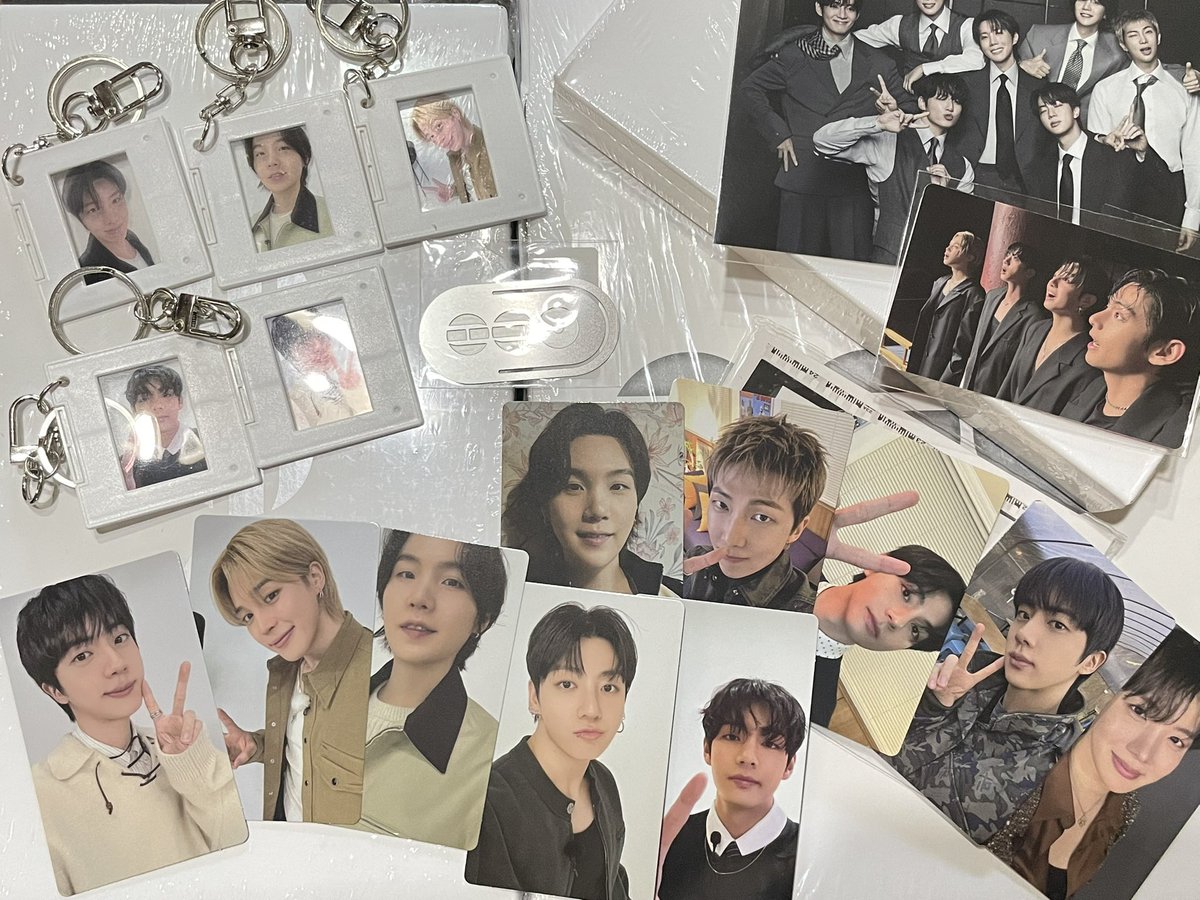 agustdaycart's tweet photo. sorry for the super late feedback but i received all albums in great condition!! and i love &amp; appreciate the newspaper and pocaholder so muchhh very unexpected!! 🥹🩵 and kinikilig ako sa pob pulls ko. love everything so much!!

thank you so so much po!!! @V1230953 

#feedback_vv https://t.co/DbNMxzSxvF