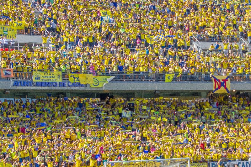 El viernes todos de amarillo al estadio. 

Bufandas, camisetas, banderas, vamos a darle colorido a la grada.