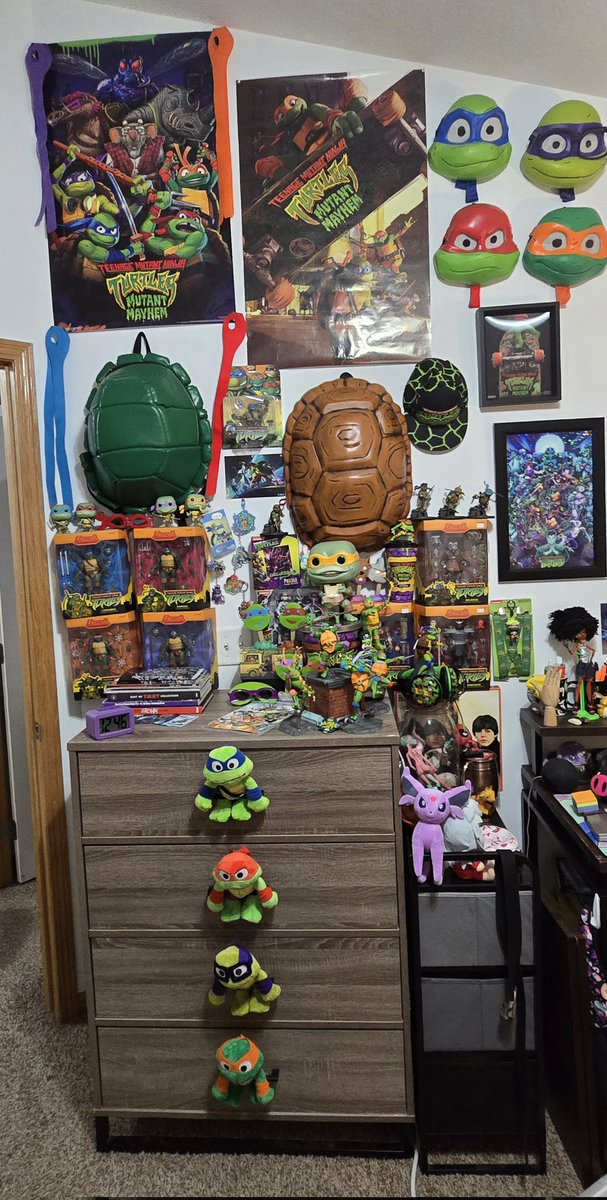 RegalFlare's tweet photo. I moved into a new place with my sis. Finally have my wall of turtles back!! Took for ever. Still have more unpacking to do. Lol. But at least I have my tmnt wall. :) #tmnt #teenagemutantninjaturtles #tmntcollection https://t.co/hEDWAIdiLJ