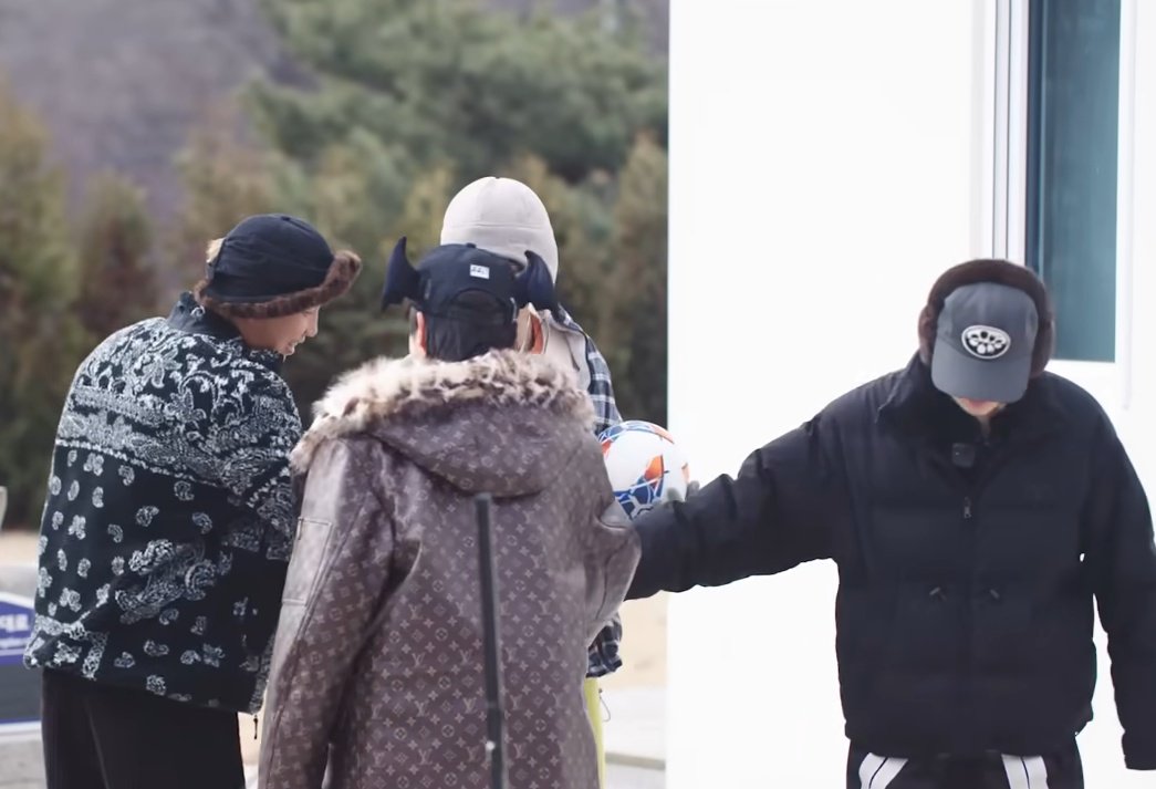 Did Yoongi Look at Their Handshake? tweet media