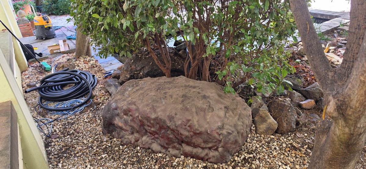 89Dabby76121's tweet photo. Not many can say it, but my art is officially a display at the Australian National Film and Sound Archive. Me and the team from Canberra Aquarium Maintenance did the pond and the mini Uluru is my personal creation given as a random side quest from the boss 😅 #CanberraAquariumandmaintainence #fibreglass #newtons #newaUluru