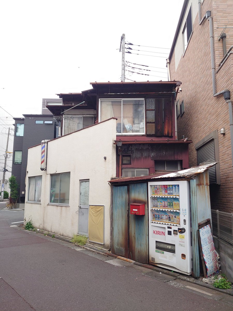 chiaking1964's tweet photo. 足立区・梅島

なんとなく想像通りの街並みが広がっていた。 https://t.co/Ffpb1itD3L