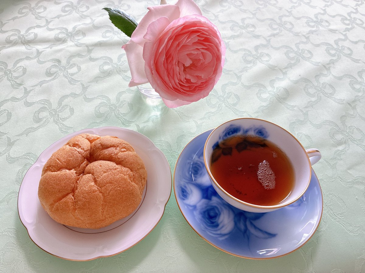 GW最終日
家でまったりしてます

ピエール・ドウ・ロンサールのバラ
開花して最終段階を迎えコロッとした花貌からはほど遠く💦
大倉陶園2025PSのカップも
ピエールなのであわせて

紅茶ディンブラ
コージーコーナーのシュークリーム
(カスタード&amp;ホイップ)
夫と半分分け
#茶好連