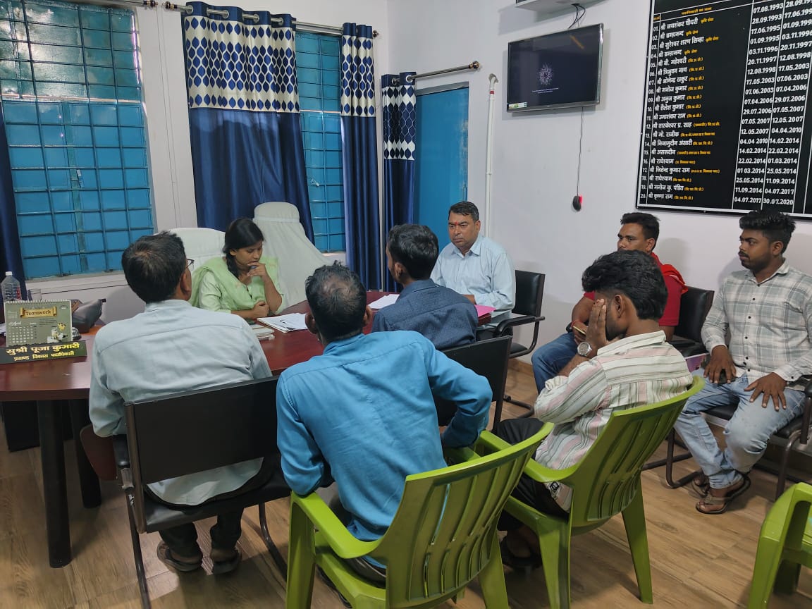 lsba_gopalganj's tweet photo. प्रखण्ड विकास पदाधिकारी, फुलवरिया की अध्यक्षता में फुलवरिया प्रखंड के सभी स्वच्छता पर्यवेक्षकों की बैठक कर 
✔️ ODEP
✔️ महादलित बस्तियों में शौचालय गैप को पूर्ण करने।
✔️ स्वच्छता शुल्क की नियमित एवं प्रभावी वसूली 
✔️ डोर-टू-डोर नियमित कचरा उठाव हेतु बैठक किया https://t.co/VjJA2dkeEF