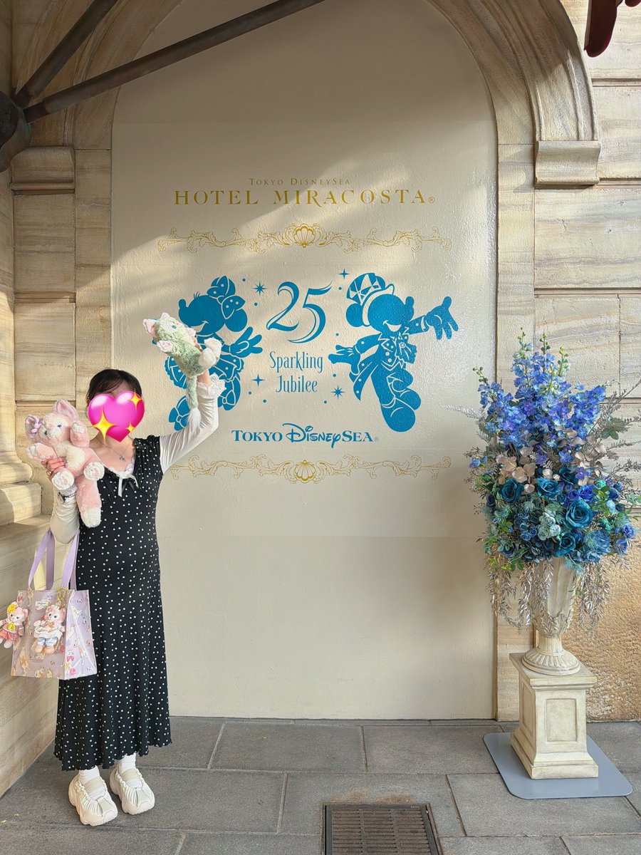 pinktail_diary's tweet photo. ミラコスタのジュビリー装飾たち🩵✨
入り口は空いてる時間に撮れた❣️ https://t.co/jmPq00Kn53