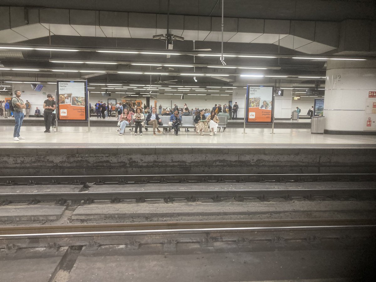 Ainavilanova8's tweet photo. Nuevamente todos fuera de su Horari Habitual. La normalitat al servei @rodalies @AfectRodalies @Cansadoderenfe @renferetard @PARC_rodalies https://t.co/VHr8mK4j3E