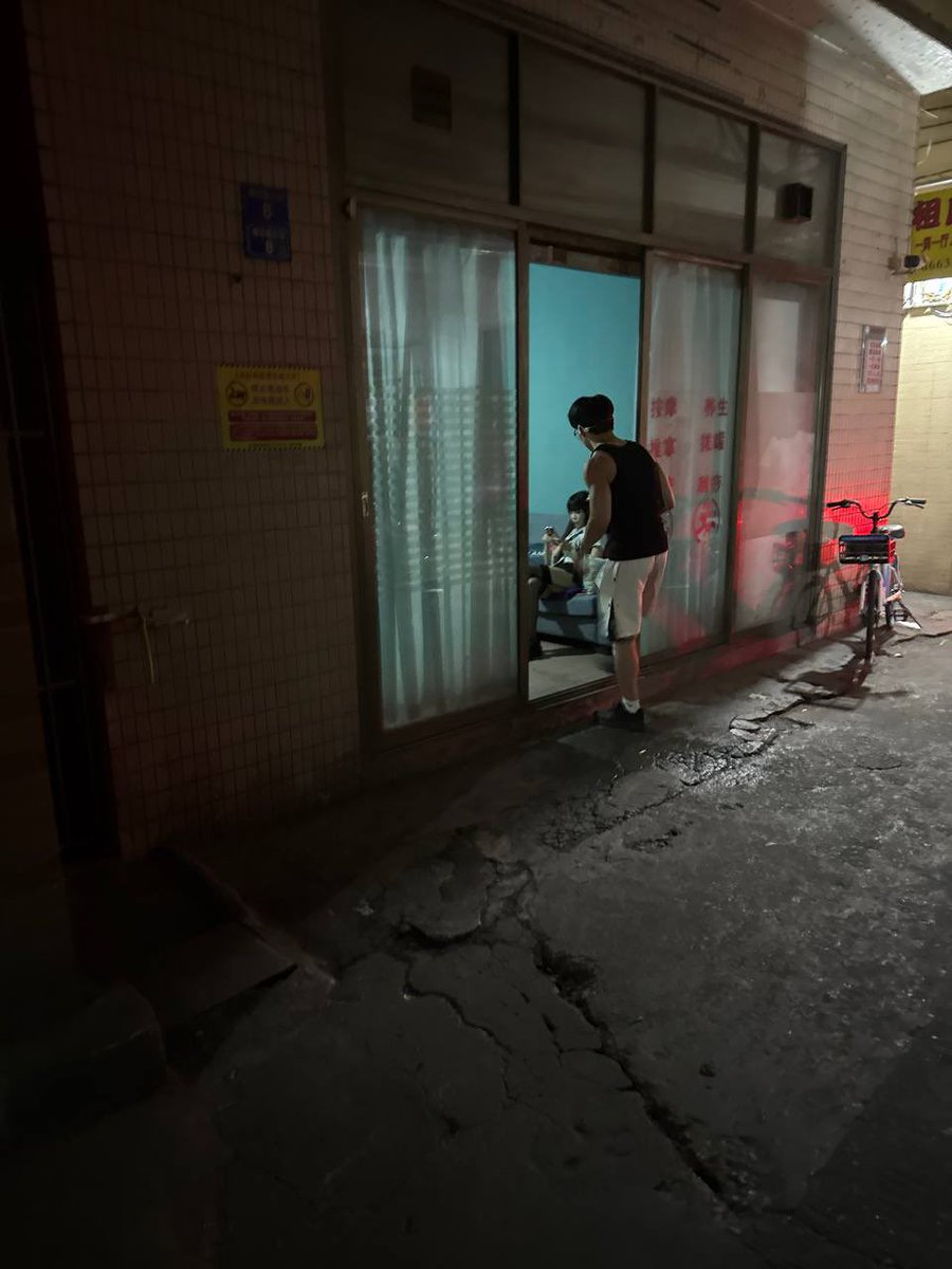 #广州 
去天河棠下村找朋友打牌，三缺一，被别的老哥捷足先登了。真心建议:遇到美好的事物不要犹豫，不要等待，错过就手气就不好了。#站街 #扫街