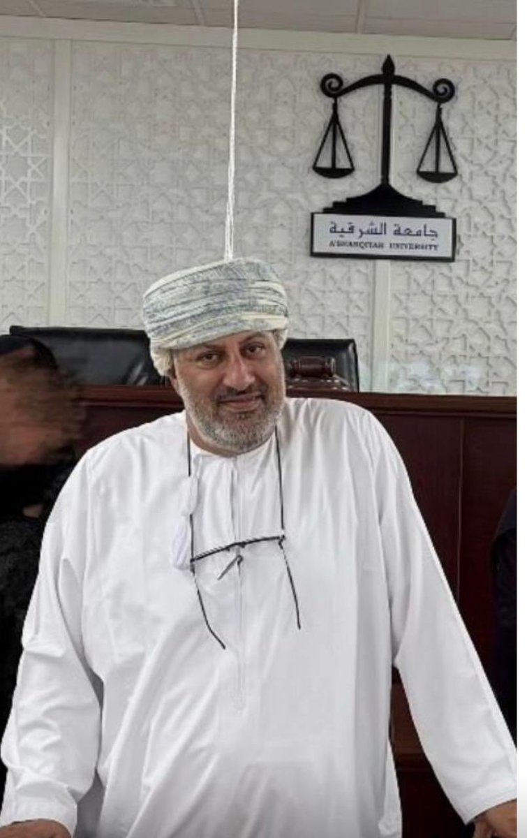 omanline1's tweet photo. بحمدلله تعالى انهيت مادة أصول الصياغه القانونيه بكليه الحقوق لحظة وداع لهذا الفصل بما شمله من جهد طلابي الكرام وتحملهم البحوث وحثهم على قراءة امهات الكتب القانونية شكرا لعميد الكليه وجميع الاخوه الدكاتره على ثقتهم وقفتهم معي ولا أنسى طلابي الكرام لهم بصمه قانونيه وفقهم ربي https://t.co/WSAiAYHdkq