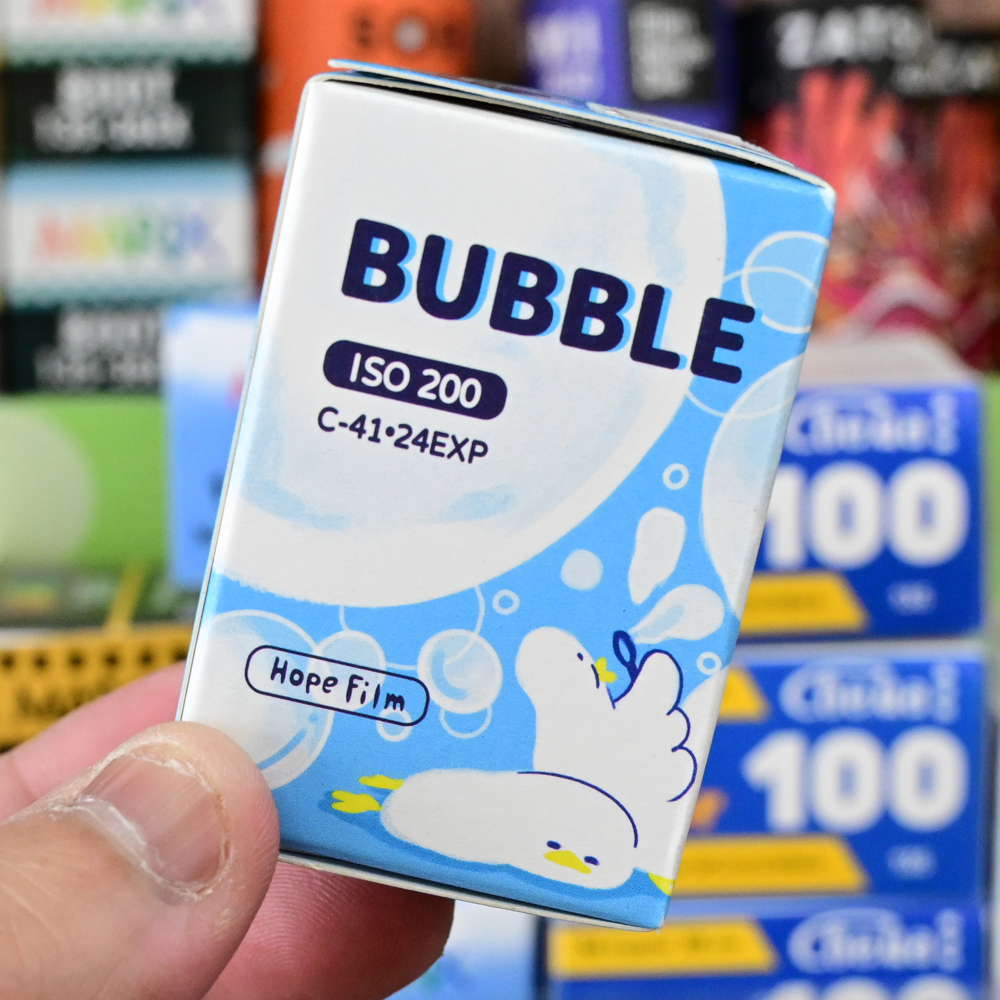 champcamera's tweet photo. BUBBLE 200 by #青葉台 店
台湾のHopefilm発のカラーネガフィルム 「BUBBLE 200」
独特の温かみある色味とハイライトではやや赤みがかった光沢があり
クールで幻想的な印象の描写をする1本です。
#フィルム #フィルム現像 #BUBBLE200 #横浜青葉台 #田園都市線
https://t.co/MbxH4LUV9o https://t.co/6Tdb1WsYh0