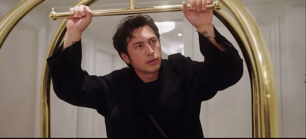 callmeparanoia's tweet photo. I’M JUST THE BELL BOY YOU CAN’T TREAT THE STAFF LIKE THIS https://t.co/UHJPqPu7eV