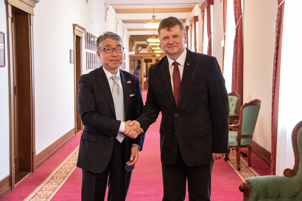Náměstek ministra obrany Radovan Vích dnes přijal japonského velvyslance <a href="/NagaokaKansuke/">NAGAOKA Kansuke</a>. Probírali spolu možnosti obranně-průmyslové spolupráce České republiky a Japonska i rozvoj českého obranného průmyslu. 🇨🇿🇯🇵