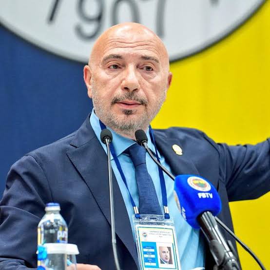 posterlen's tweet photo. Şu adayların kepazeliğine bak. Evlatların üşüyo baba nerdesin sen…@hbkhbk https://t.co/GuXQz8dZGl
