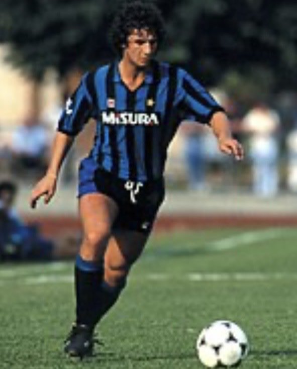 Eri un genio in campo. Seguivi il tuo istinto che era pura fantasia. Il destro e il sinistro per te erano la stessa cosa. I tuoi dribbling erano ricami estetici più che una sfida con l’avversario. Protagonista di un calcio alla ricerca di emozioni. R.I.P. #EvaristoBeccalossi