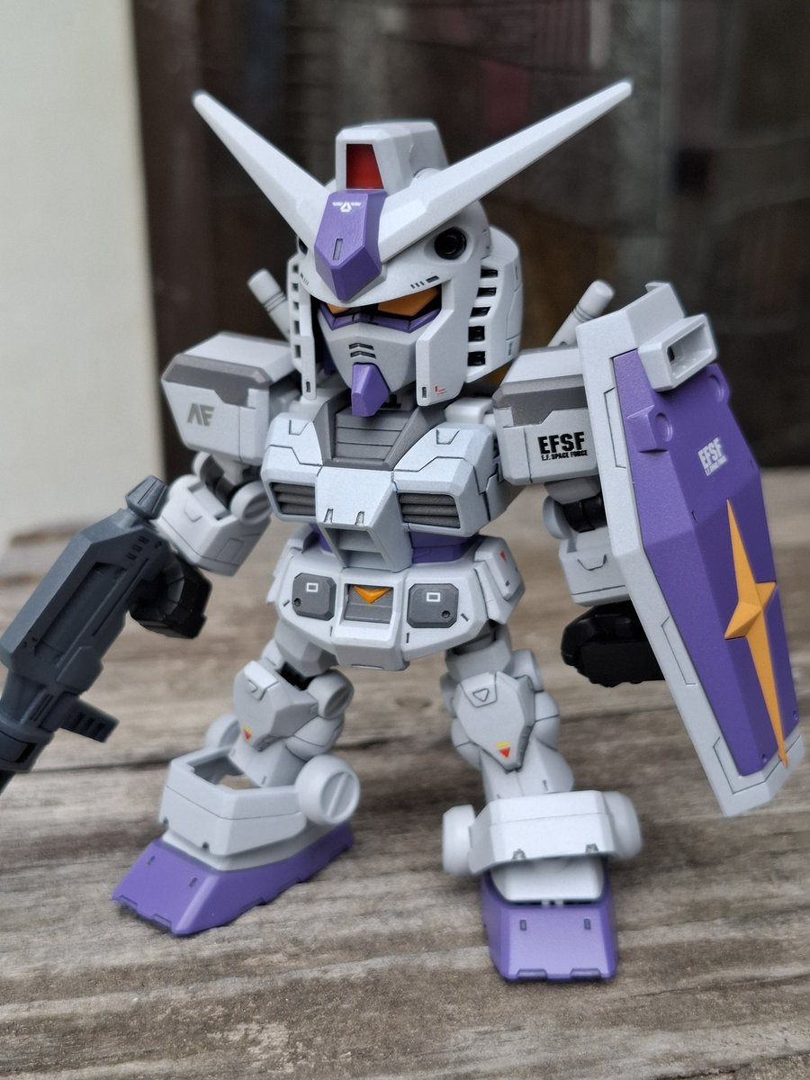 pampi5666's tweet photo. SD ガンダム　クロスシルエット
デカールとトップコートも吹いて完成～
なんちゃってG-3カラーにしてみました✨️
このシリーズのザクも持ってた気がするけど、どこにいったかなぁ💧

#ガンプラ #ganpla #ガンダム https://t.co/Jirl8QnygR