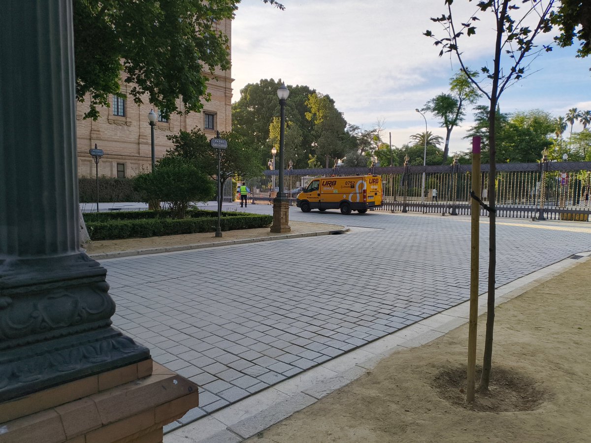 Danpergal84's tweet photo. @SevillaSeMuere paso todos los días por la plaza de España para ir al trabajo y todos los días tenemos a Lipasam dando lustre al Airbnb de icónica. Hoy tenemos barredora y 2 camiones de baldeo. Mientras, la mugre nos come a los sevillanos en cualquier barrio. Prioridades. https://t.co/xq7uI2QY33