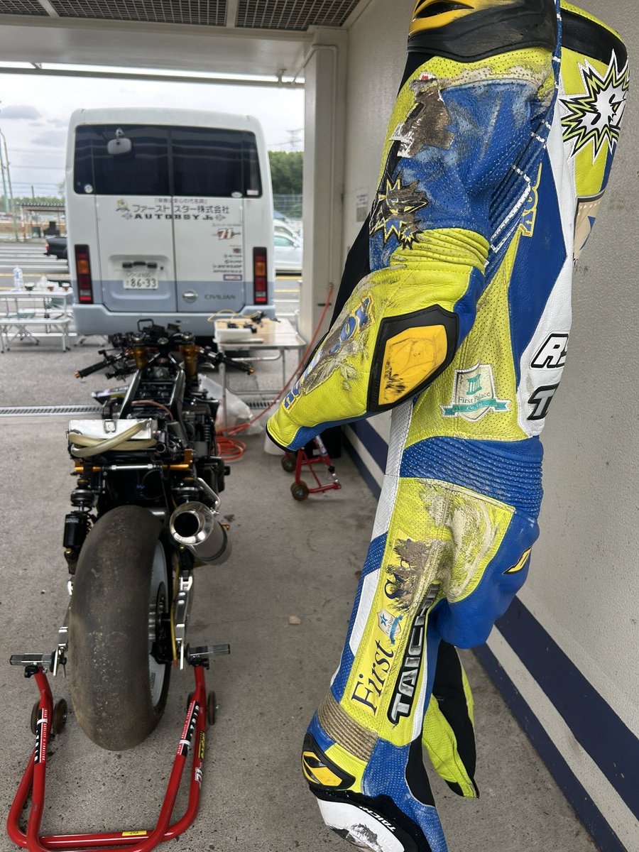 やったわー ZRXで転ぶの何年ぶりだろ😅 装備のお陰で怪我も無く