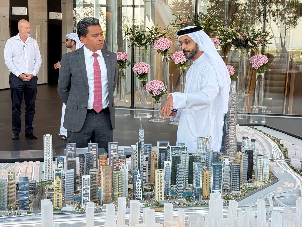 GerardoPerezSV's tweet photo. El día de hoy sostuve una reunión con el Sr. Ahmed Bin Sulayem, Presidente ejecutivo y director ejecutivo del Centro de Commodities Múltiples de Dubái @DMCCAuthority, el centro de commodities más grande del Medio Oriente.

Conversamos sobre oportunidades de colaboración entre El Salvador y los Emiratos Árabes Unidos en áreas estratégicas como inteligencia artificial, café y misiones comerciales, explorando mecanismos que permitan potenciar estos sectores y generar nuevas oportunidades para nuestro país.

Bajo el liderazgo del Presidente @nayibbukele , continuamos impulsando una diplomacia económica activa que promueva la innovación, fortalezca nuestras exportaciones y consolide a El Salvador como un socio confiable y competitivo a nivel global.

اليوم عقدتُ اجتماعًا مع السيد أحمد بن سليم، رئيس مجلس الإدارة والرئيس التنفيذي لمركز دبي للسلع المتعددة @DMCCAuthority، أكبر مركز للسلع في الشرق الأوسط.

ناقشنا فرص التعاون بين السلفادور ودولة الإمارات العربية المتحدة في مجالات استراتيجية مثل الذكاء الاصطناعي، والقهوة، والبعثات التجارية، مع استكشاف آليات من شأنها تعزيز هذه القطاعات وخلق فرص جديدة لبلدنا.
وتحت قيادة الرئيس @nayibbukele، نواصل تعزيز دبلوماسية اقتصادية نشطة تدعم الابتكار، وتقوّي صادراتنا، وترسّخ مكانة السلفادور كشريك موثوق وتنافسي على المستوى العالمي.