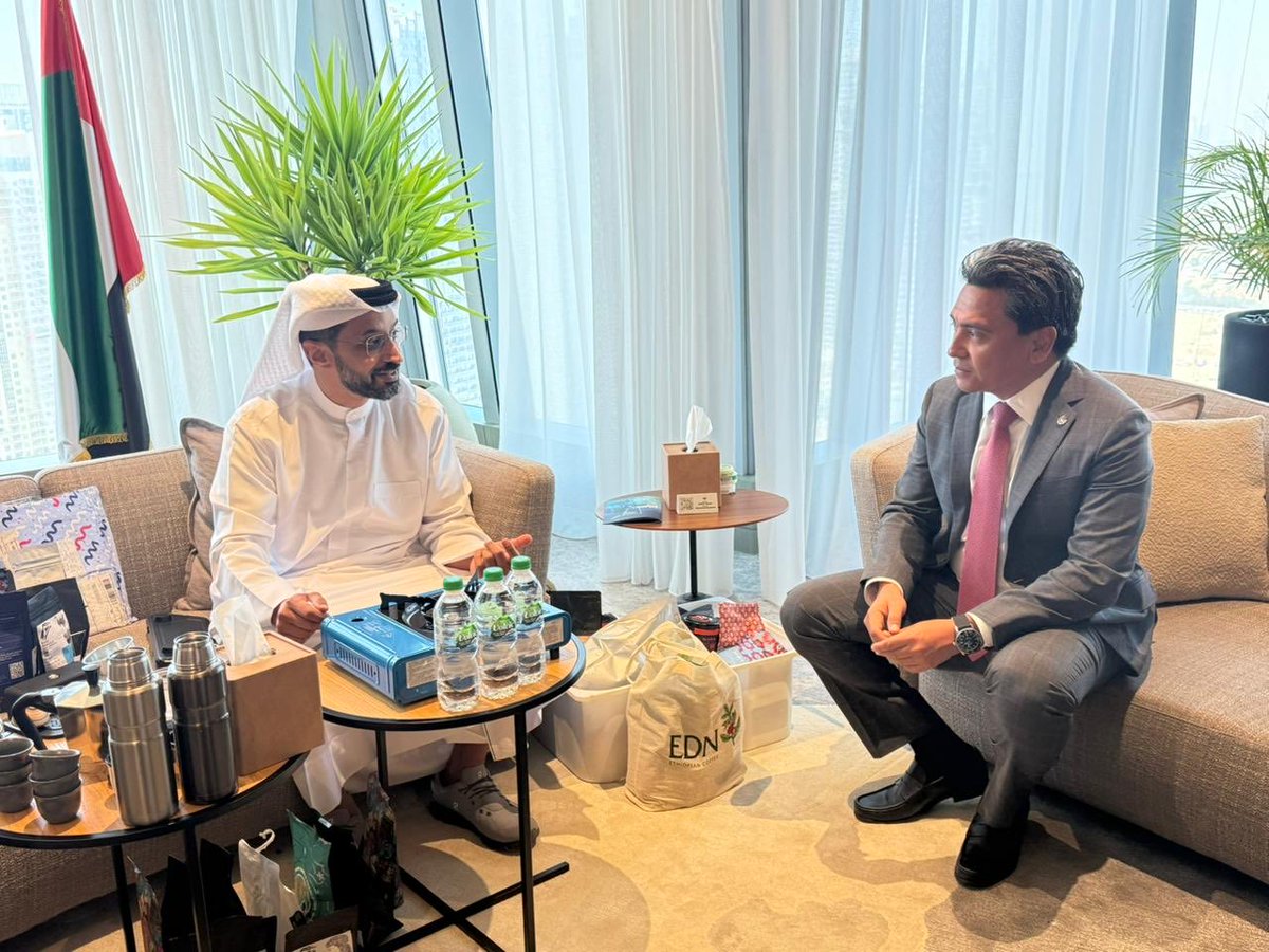 GerardoPerezSV's tweet photo. El día de hoy sostuve una reunión con el Sr. Ahmed Bin Sulayem, Presidente ejecutivo y director ejecutivo del Centro de Commodities Múltiples de Dubái @DMCCAuthority, el centro de commodities más grande del Medio Oriente.

Conversamos sobre oportunidades de colaboración entre El Salvador y los Emiratos Árabes Unidos en áreas estratégicas como inteligencia artificial, café y misiones comerciales, explorando mecanismos que permitan potenciar estos sectores y generar nuevas oportunidades para nuestro país.

Bajo el liderazgo del Presidente @nayibbukele , continuamos impulsando una diplomacia económica activa que promueva la innovación, fortalezca nuestras exportaciones y consolide a El Salvador como un socio confiable y competitivo a nivel global.

اليوم عقدتُ اجتماعًا مع السيد أحمد بن سليم، رئيس مجلس الإدارة والرئيس التنفيذي لمركز دبي للسلع المتعددة @DMCCAuthority، أكبر مركز للسلع في الشرق الأوسط.

ناقشنا فرص التعاون بين السلفادور ودولة الإمارات العربية المتحدة في مجالات استراتيجية مثل الذكاء الاصطناعي، والقهوة، والبعثات التجارية، مع استكشاف آليات من شأنها تعزيز هذه القطاعات وخلق فرص جديدة لبلدنا.
وتحت قيادة الرئيس @nayibbukele، نواصل تعزيز دبلوماسية اقتصادية نشطة تدعم الابتكار، وتقوّي صادراتنا، وترسّخ مكانة السلفادور كشريك موثوق وتنافسي على المستوى العالمي.