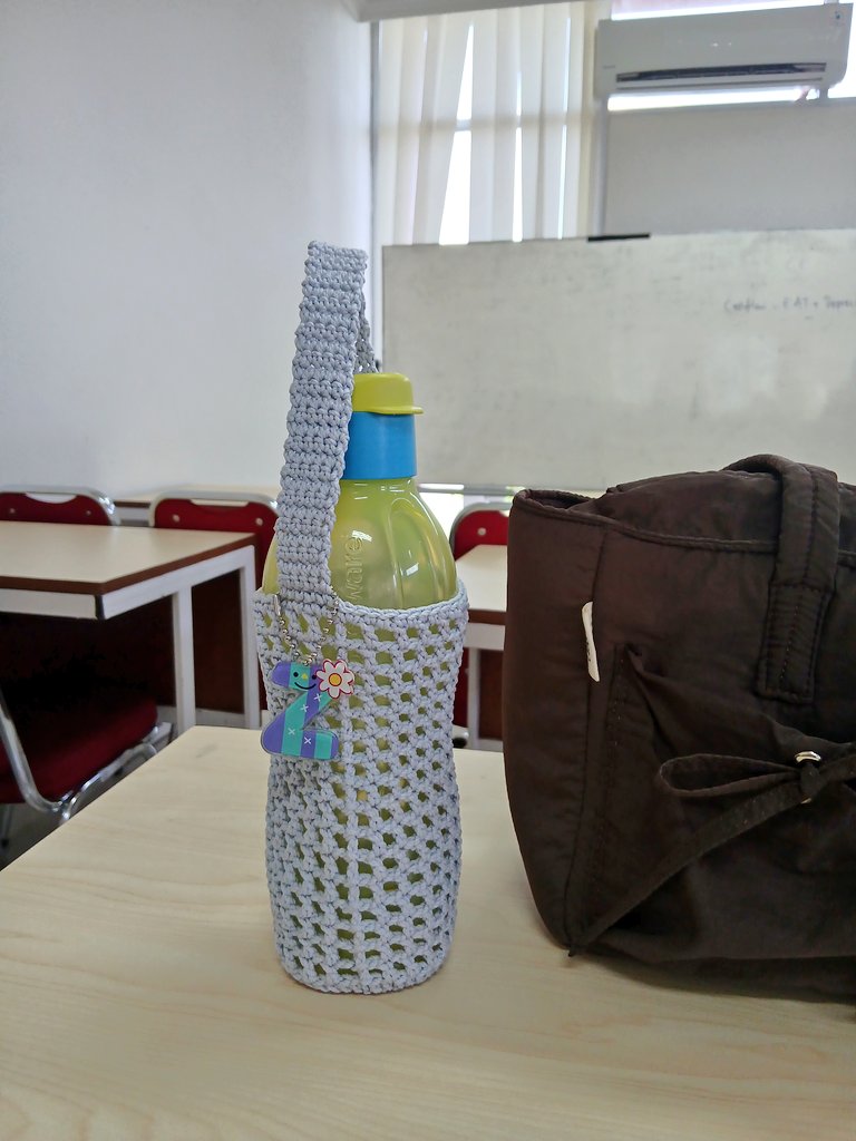 pasteliced's tweet photo. bottle holder ⚞^. .^⚟
stay hydrated everyoneee <3 https://t.co/QpoWxPgMCY
