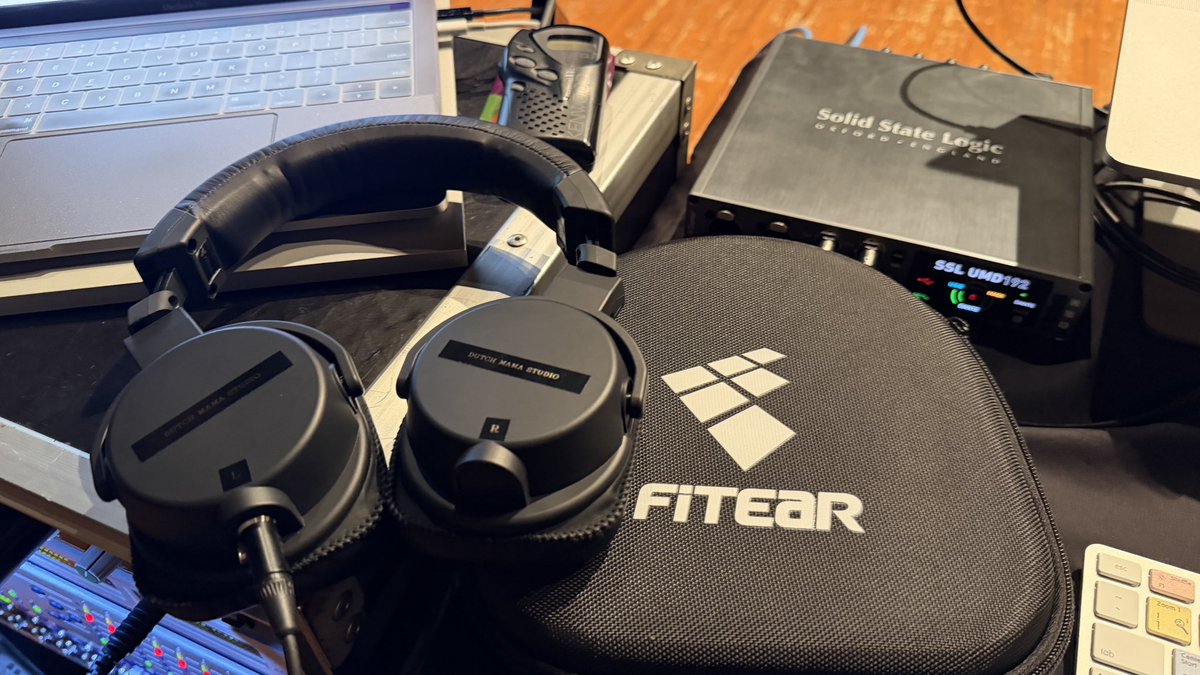本日はオーチャードホールにて収録。
録音ベースは上手袖なのでヘッドホンはFitEar Monitor-1MHを使用しております。
程よい密閉度、低域もキチンと出て派手さは全くありませんがモニタリングとしてはいい感じです。

#FitEar
#FitEar Monitor-1MH