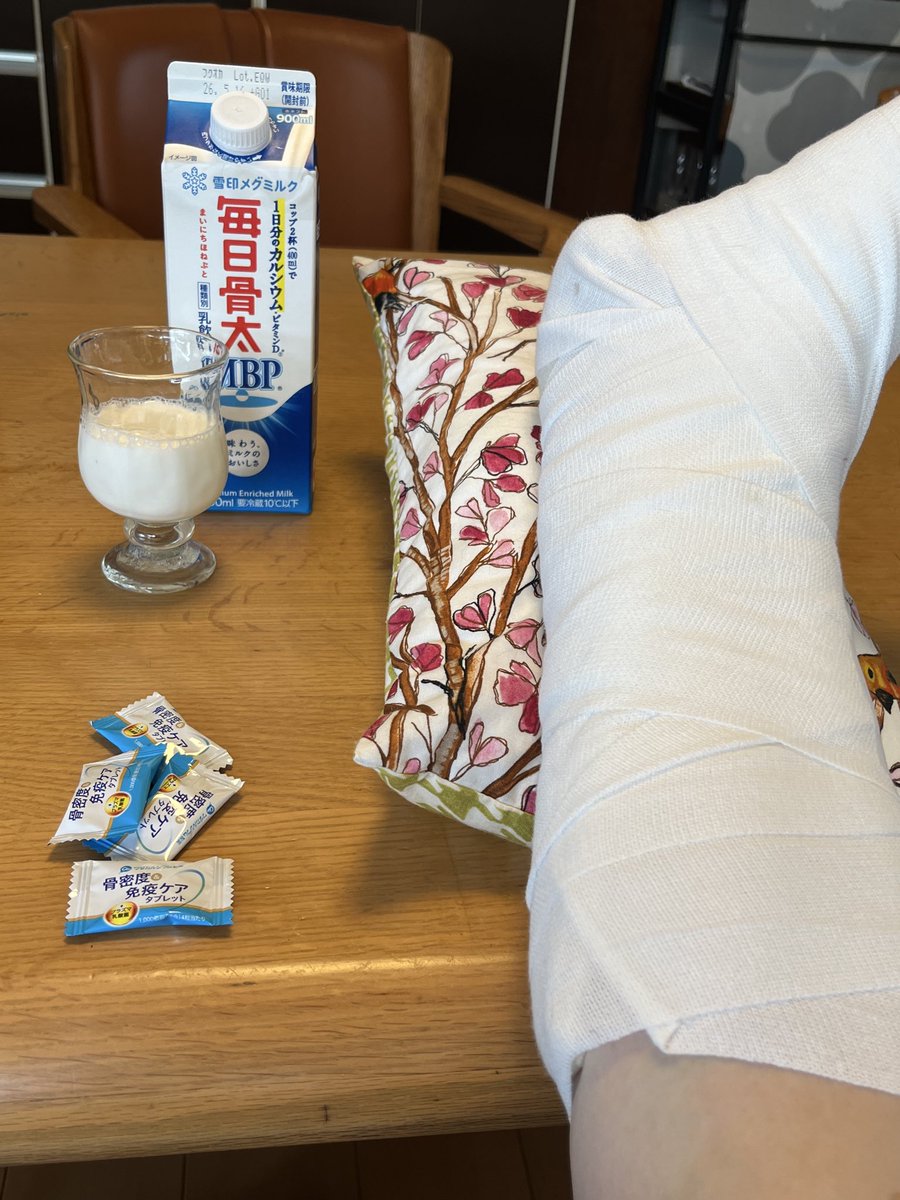 char_sama's tweet photo. 人生初の骨折というものをやらかしました😂
でも何故に今？
7月の真駒内までに間に合うのかしら？
自分の治癒力に期待を込めて申し込み完了〜
今日が締め切りよね

カルシウム大事
7月迄には治します故、神様お願い🙏

足をテーブルに挙げてお行儀が悪いわね
でも浮腫むのよ
ごめんあそびまして😊 https://t.co/TgaWBLuU6Q