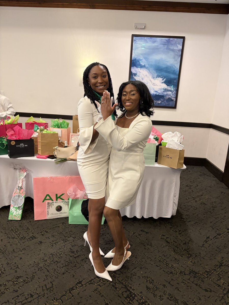 MaiMoxi's tweet photo. PhiNALLY 💗💚🪞I got my  pearls, I’m an ΑΚΑ💁🏾‍♀️ https://t.co/IfM8xg54Te