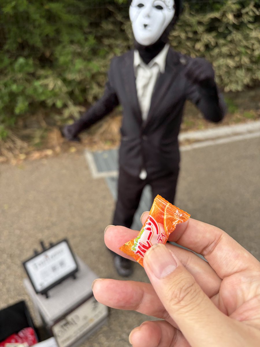 nuesanz's tweet photo. 散歩してたら大道芸の祭りに遭遇。
お金を入れたら動き出して握手してくれただけでなく、飴玉を出現させる手品も見せていただきました😳。

わずか数秒のパフォーマンスで、
わたくし見事にハートを掴まれてしまいました😍。
か、かっこいい〜😆！
ファンになってしまったかも😍。

 #Fantome https://t.co/7jAHYEmsgv