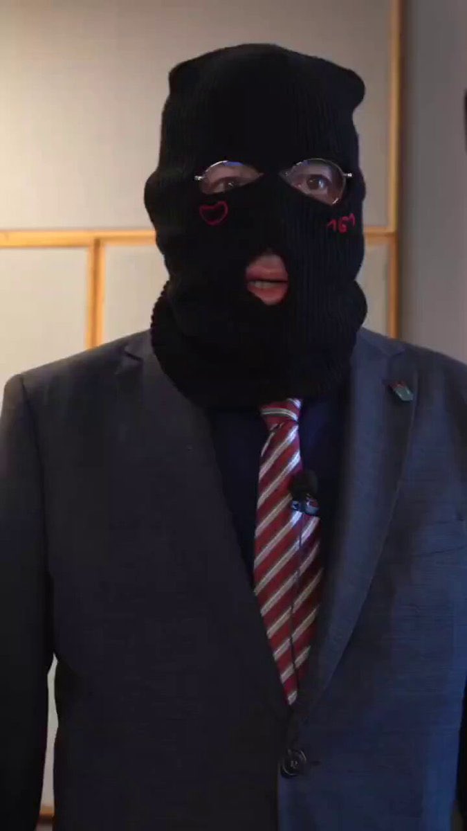 MathiasPriebe's tweet photo. Gedankenexperiment: 

Stell dir einen Moment lang vor, unter der Maske würde Tino Chrupalla (AfD) stecken. Alice Weidel (AfD) würde im Bundestag „Auf die Barrikaden!“ rufen und irgendein Parteifreund schrie sich auf einer Demo die Seele aus dem Leib: „Nieder mit Israel!“ Klar soweit? 

Was hätte der Spiegel geschrieben? Wie hätten BKA und Staatsanwaltschaft reagiert? Was täte der Verfassungsschutz? 

Unter der Maske steckt Gregor Gysi (SED/PDS/Die Linke), der die sozialen Medien mit inhaltsleerer Propaganda überzog und seiner Partei so die Ärsche auf den Sesseln im Bundestag rettete. 

Seine Partei verließ am 4. Mai nahezu geschlossen die Social Media Plattform X. 
#Priebshow 
🔗 https://t.co/MyneYQQkCD ☕️
