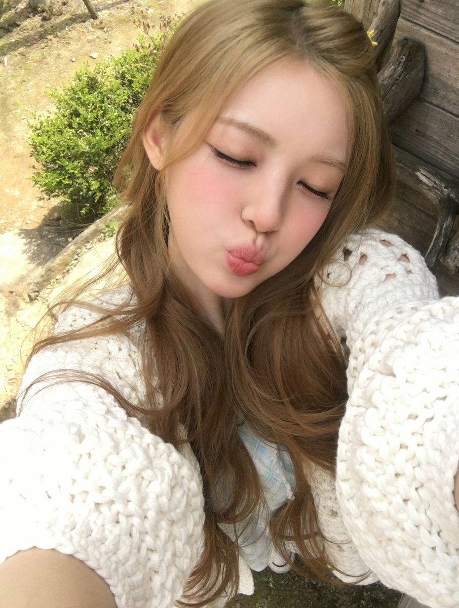 yuhapost's tweet photo. #YUHA weverse update 🐰🎀 https://t.co/GJ4K7OAGPV