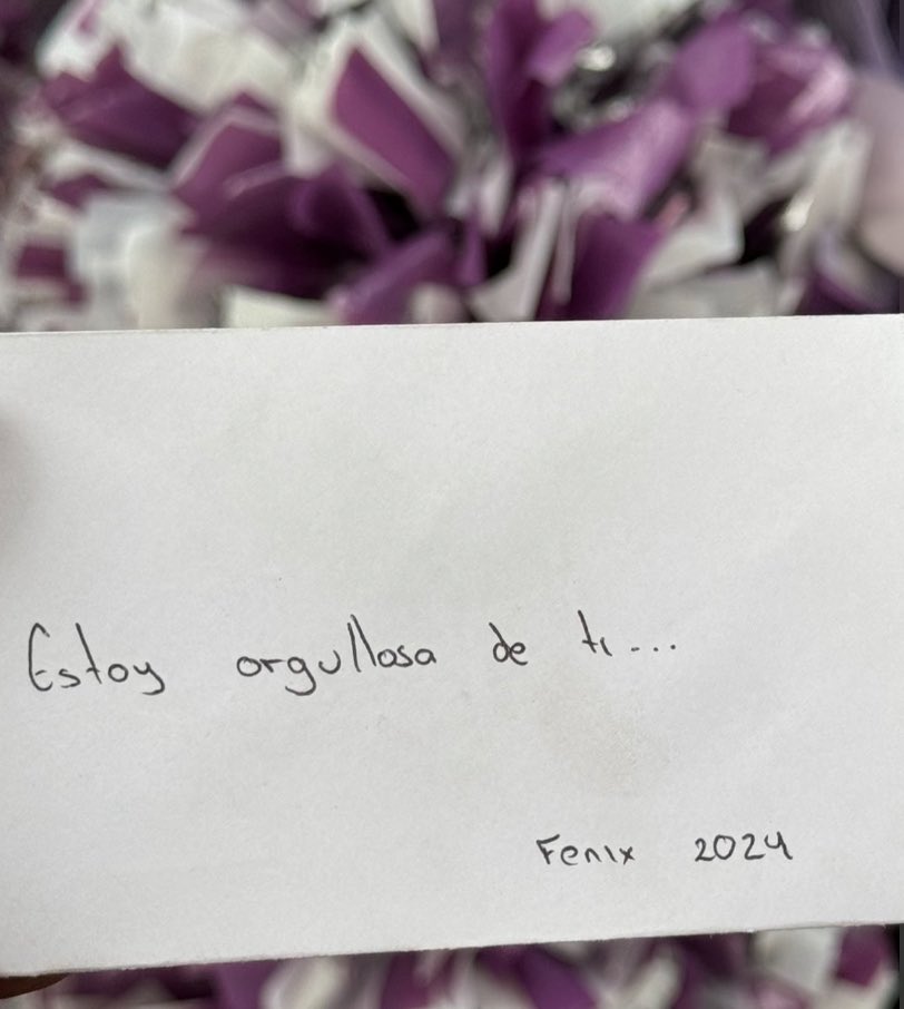 Porras llegó a mi y terminó de definirme como ser humano, no exagero cuando digo que antes de conocer porras me sentía una persona incompleta. me llenó de todas las formas posibles, me dio mi identidad, me trajo a quienes son mis mejores amigas, me lo dio todo