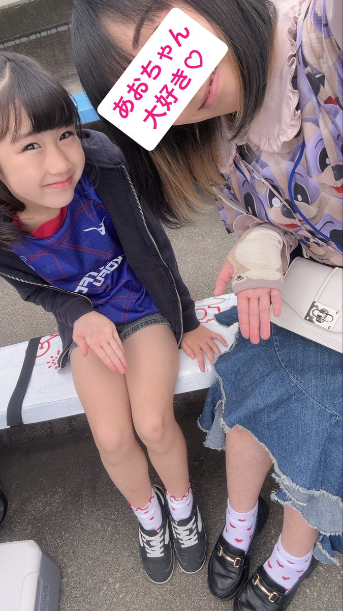 SatomichanMail's tweet photo. 今日はあおちゃん@aoi1797 と
ヴァンフォーレ甲府の応援に⚽️❤️‍🔥
お揃いの❤️🧦靴下で観戦♡
あおちゃんは冷やしきゅうり🥒が大好きで一緒に食べたけど写真撮り忘れちゃった🤭
ぷっくりシールデザインのキーホルダーめっちゃ可愛いくてお気に入り♡
もうすぐアイパレだから練習すごく頑張ってるんだって♡ https://t.co/uOBF0guT31