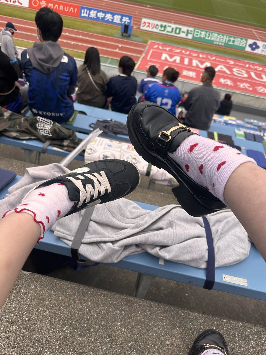 SatomichanMail's tweet photo. 今日はあおちゃん@aoi1797 と
ヴァンフォーレ甲府の応援に⚽️❤️‍🔥
お揃いの❤️🧦靴下で観戦♡
あおちゃんは冷やしきゅうり🥒が大好きで一緒に食べたけど写真撮り忘れちゃった🤭
ぷっくりシールデザインのキーホルダーめっちゃ可愛いくてお気に入り♡
もうすぐアイパレだから練習すごく頑張ってるんだって♡ https://t.co/uOBF0guT31