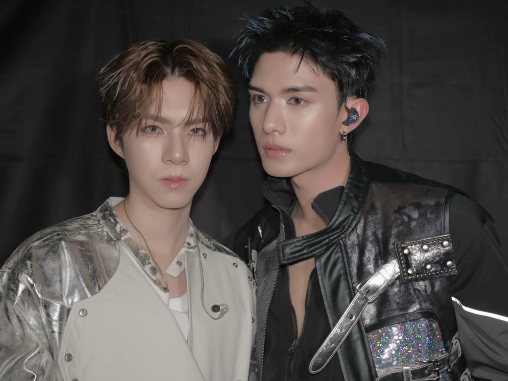“พี่บอกแล้วใช่มั้ยคะ เวลาถ่ายรูปคู่อย่ากึงมาก คนคิดว่าพี่เป็นเคะไปครึ่งประเทศแล้วเนี่ย“

”อ้าว แล้วพี่ไม่ได้เป็น?“

“ลองพิสูจน์อีกทีก็ได้นะ จะได้รู้ว่าเป็นจริงมั้ย”