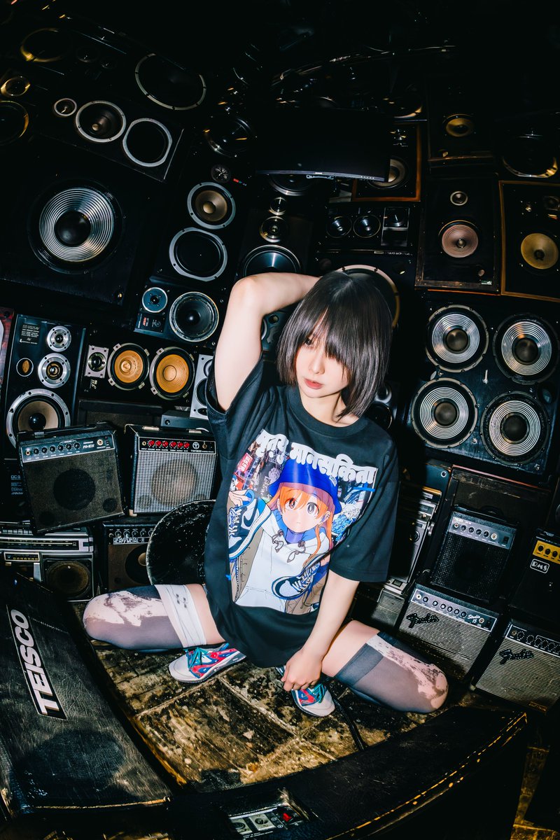 5月末発売！まごさん <a href="/magodesu/">まご🔜5/9,10 代々木40degreesjapan【F15】</a> の新作Tシャツを着用させてもらったよん♪Tシャツ分厚いのにガサガサしてないいい生地で、Tシャツの黒も深いんだよ。めっちゃ印刷もきれい♪うしじま着用サイズはL！
撮影：SHD_Kさん <a href="/SHD_alot/">SHD_K</a> 
スタジオ：スタジオ瑞　<a href="/studiomizuki/">studio瑞</a>