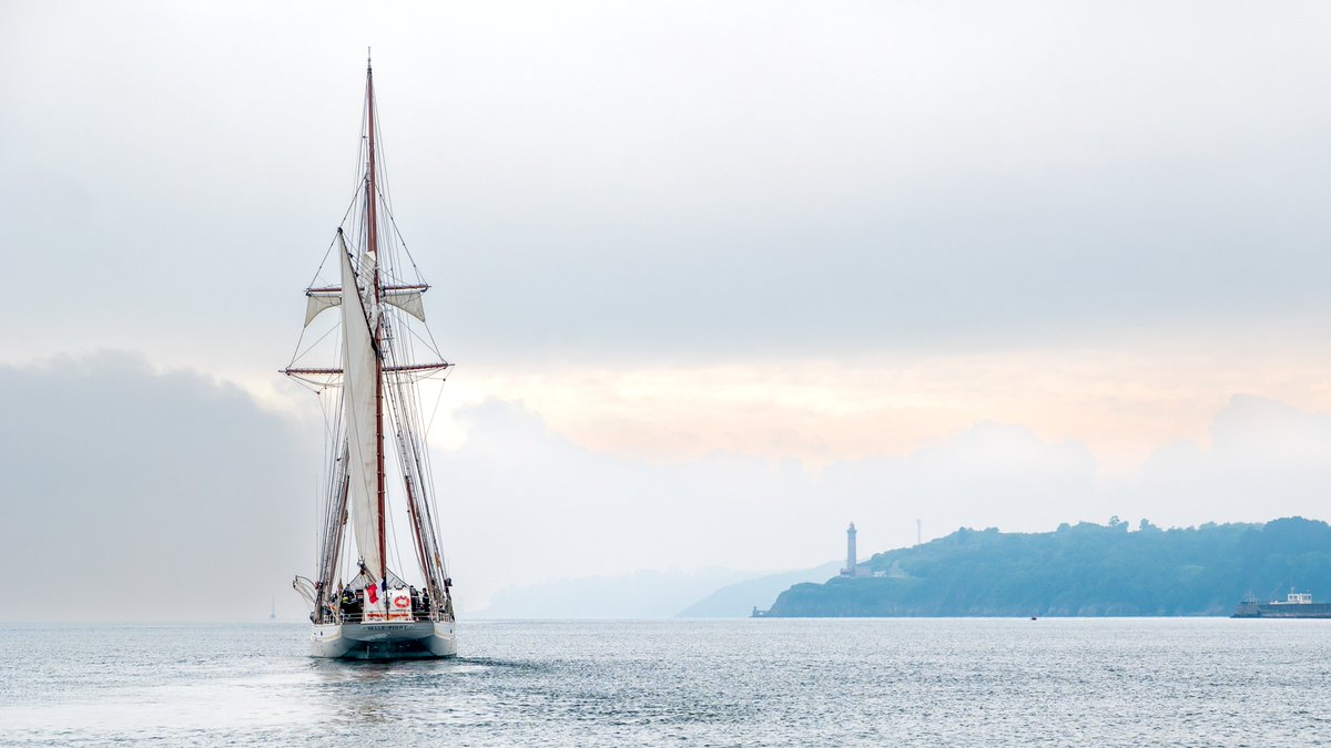 premar_ceclant's tweet photo. Brest | Départ de la Belle Poule ⛵🇺🇸
La  #goélette Belle Poule de la @MarineNationale a levé l'ancre hier pour effectuer une transatlantique en direction de New-York aux  Etats-Unis, où ce bâtiment participera aux célébrations des 250 ans de  l'indépendance américaine, rappelant ainsi le rôle clé joué par la  France auprès des insurgés. ⚓

L'occasion  pour le vice-amiral d'escadre Jean-François Quérat, commandant la zone  maritime Atlantique, de saluer l'équipage avant son départ et de  rappeler les 400 ans de la Marine française !

#400ansMarine #Marinenationale