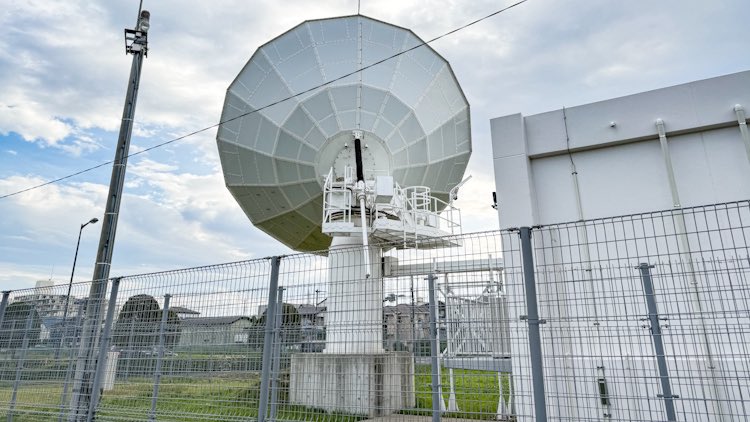 TK_techwatch's tweet photo. B-SAT 放送衛星システム 川口衛星管制センター（主局）の様子を見てきた。外周のフェンスは二重化されており、内側のフェンスにはアース線を接続して等電位化しているようだ。 https://t.co/CMkWlUOejD