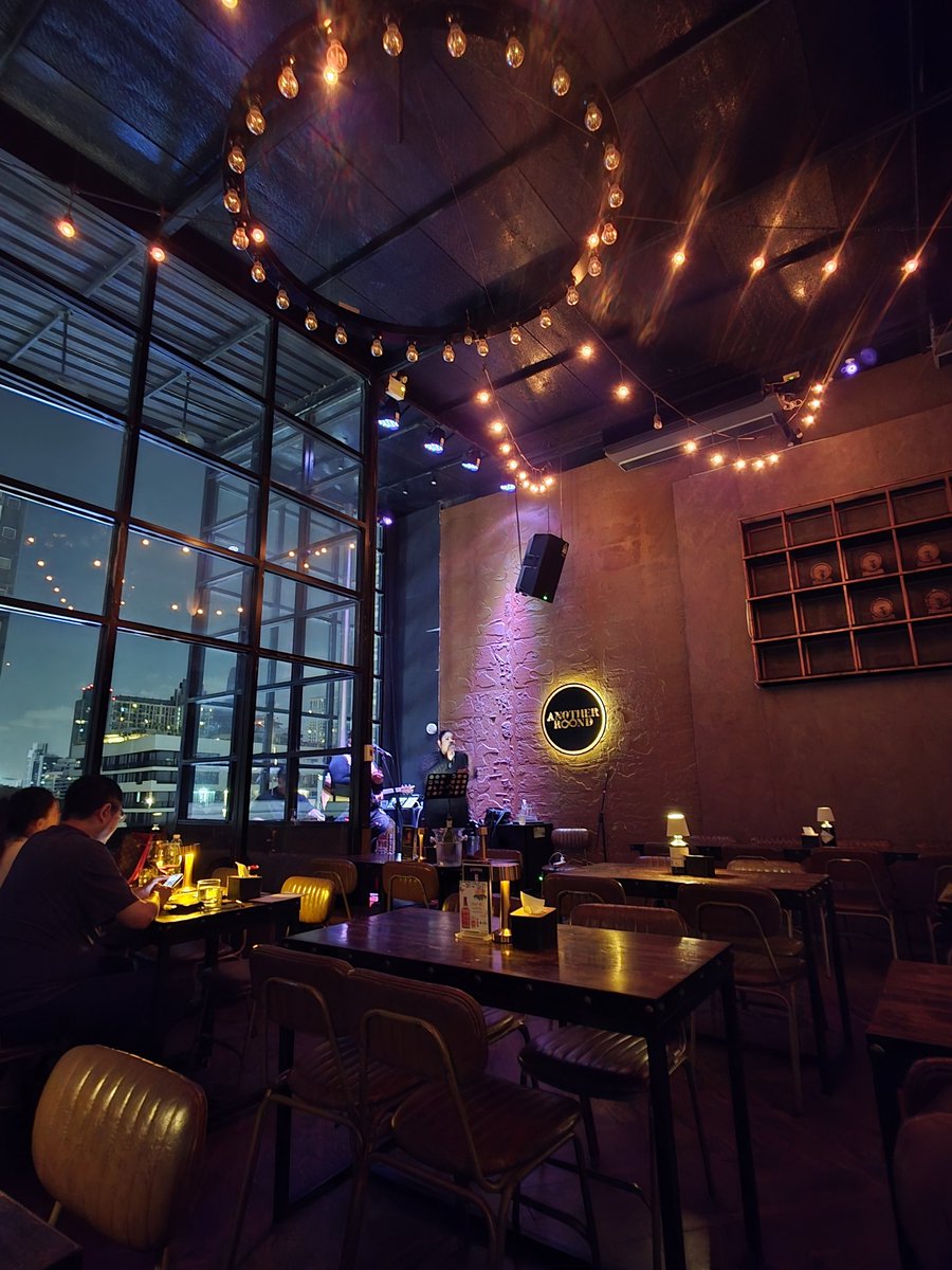 Biggy3579's tweet photo. Another Round rooftop ย่านทองหล่อ อาหารอร่อยมีให้เลือกเยอะราคาไม่แรง ร้านเงียบๆ แนะนำให้ไปวันศุกร์นักร้องช่วง20.00 ร้องเพลงดีมากๆได้ฟิวมากๆ แนะนำเลยคับ https://t.co/IgAX7F5DYw