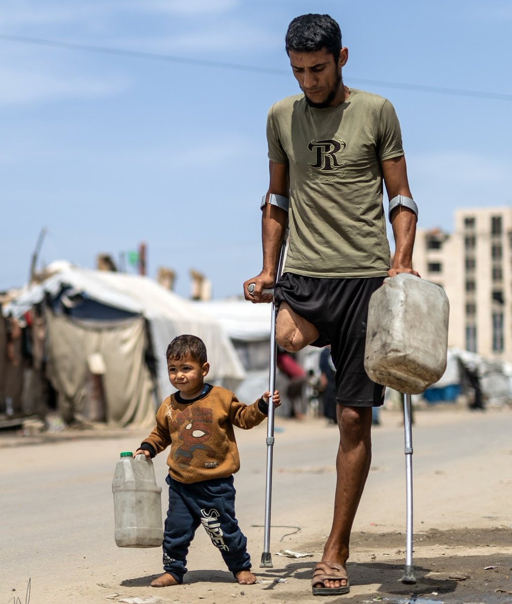 RTElice_'s tweet photo. Baba, çınar ağacı gibidir. Meyvesi olmasa bile gölgesi yeter. #Gaza 💔 https://t.co/3wFzZP0j47