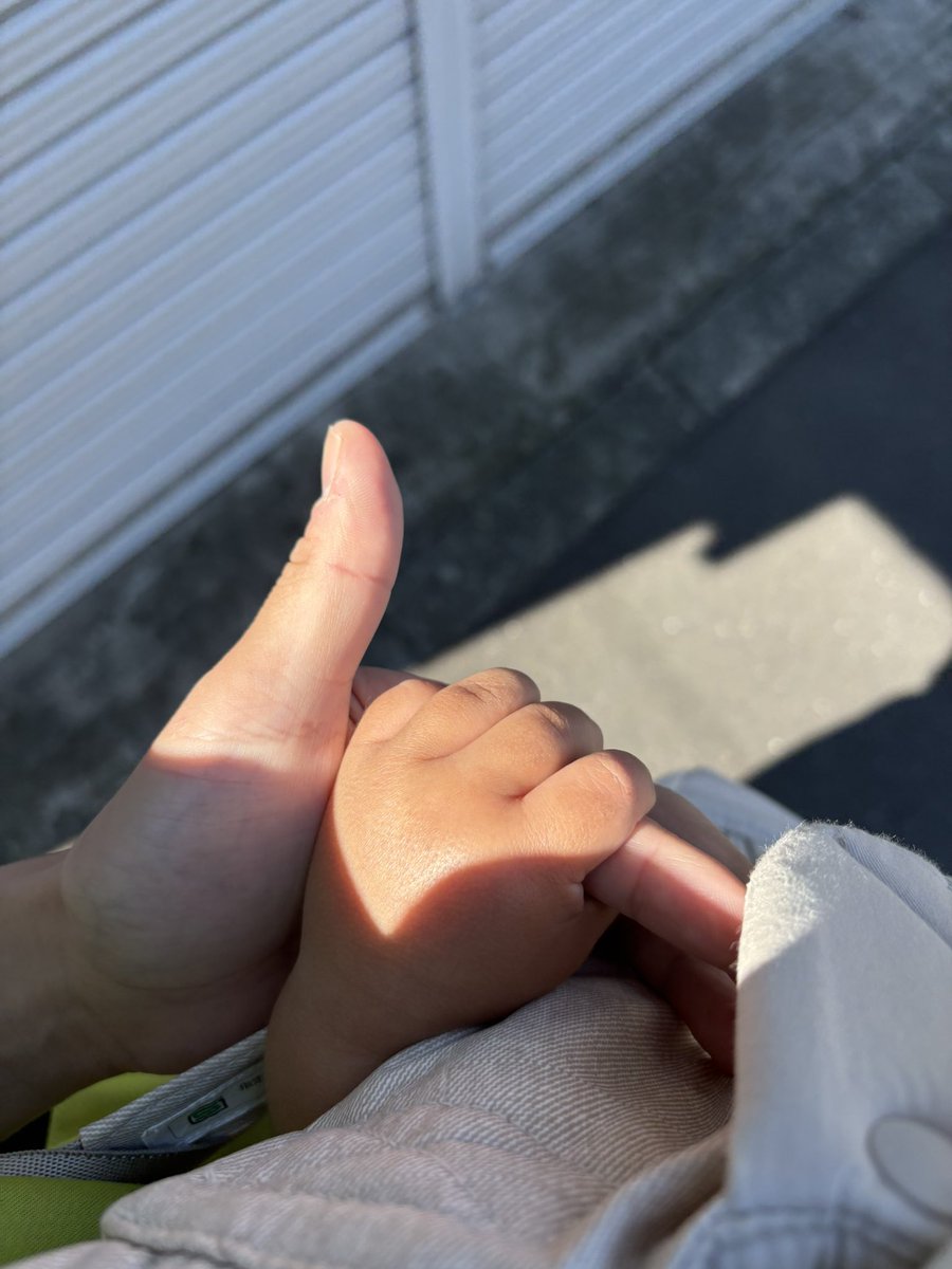 kuron473's tweet photo. 息子くんと一緒に散歩していると指を握ってくる。 https://t.co/ReEMeS6cS7