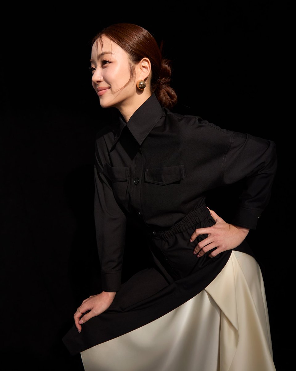 luxemattersth's tweet photo. ในยุคที่แฟชั่นไม่ได้เป็นเพียงเรื่องของรูปลักษณ์ แต่คือเครื่องมือสื่อสารตัวตนอย่างลึกซึ้ง Asava เดินหน้าขยายบทสนทนานี้ผ่านคอลเลกชัน Spring/Summer 2026
#MiuNatshaa
#ADialogueWithOneself
#InHerOwnLanguage
#AsavaSS26
#LUXEMATTERS
#LUXEMATTERSTHAILAND
https://t.co/PBM0RusRSY https://t.co/VUolvetYmL