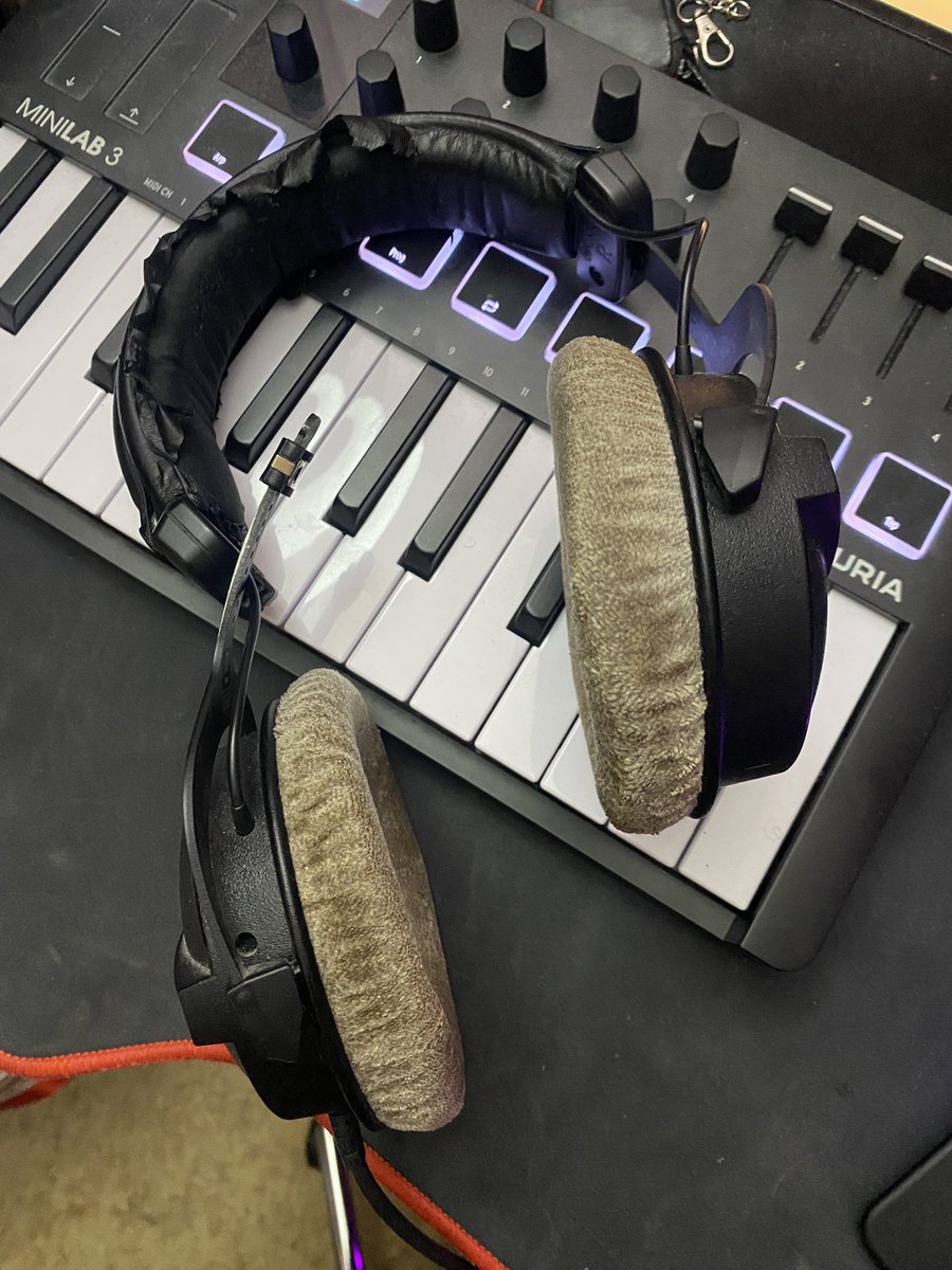 Shigaraflo's tweet photo. @beyerdynamic mon casque survit comme il peut https://t.co/xsJLFl5gz3
