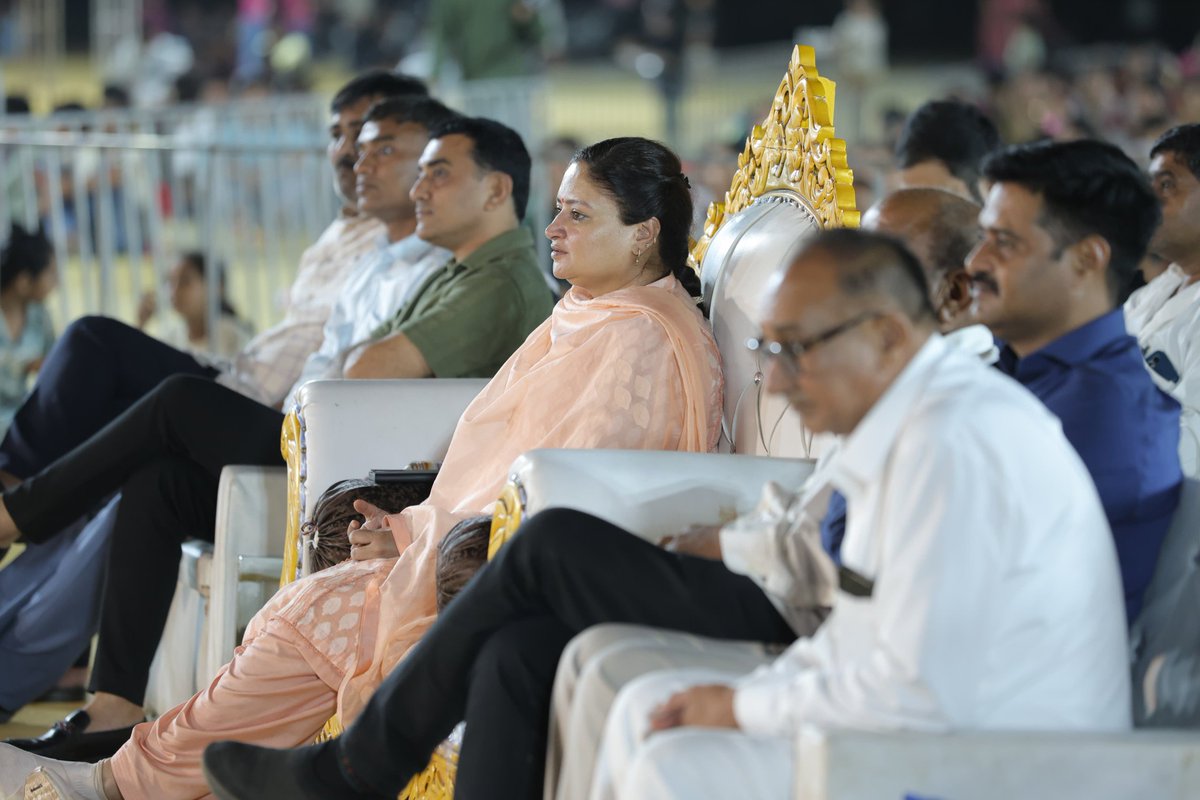 જય શ્રી વાછરા ડાડા 

કલ્યાણપુર તાલુકાના વચ્છરાજધામ, દુધિયા મુકામે આયોજિત વાર્ષિક પાટોત્સવ નિમિત્તે ભવ્ય લોકડાયરાના કાર્યક્રમમાં ઉપસ્થિત રહી લોકસાહિત્યનું રસપાન કર્યુ અને આ ભક્તિમય આયોજન બદલ સમગ્ર ગામને હાર્દિક અભિનંદન અને શુભકામનાઓ પાઠવી.
