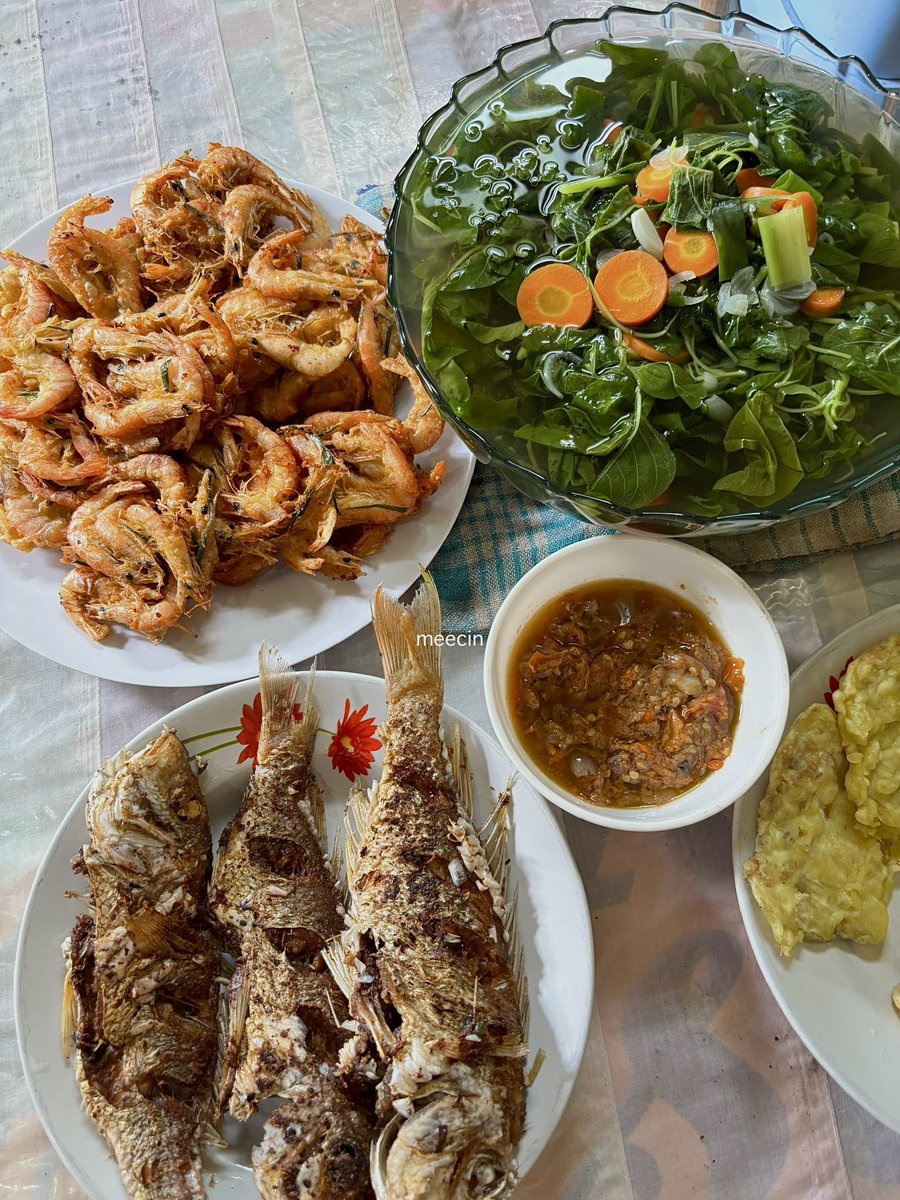 Sejak mamaku nggak ada, sekarang setiap mudik Lebaran aku yang masak untuk sekeluarga.

Ternyata aku bisa 🥺