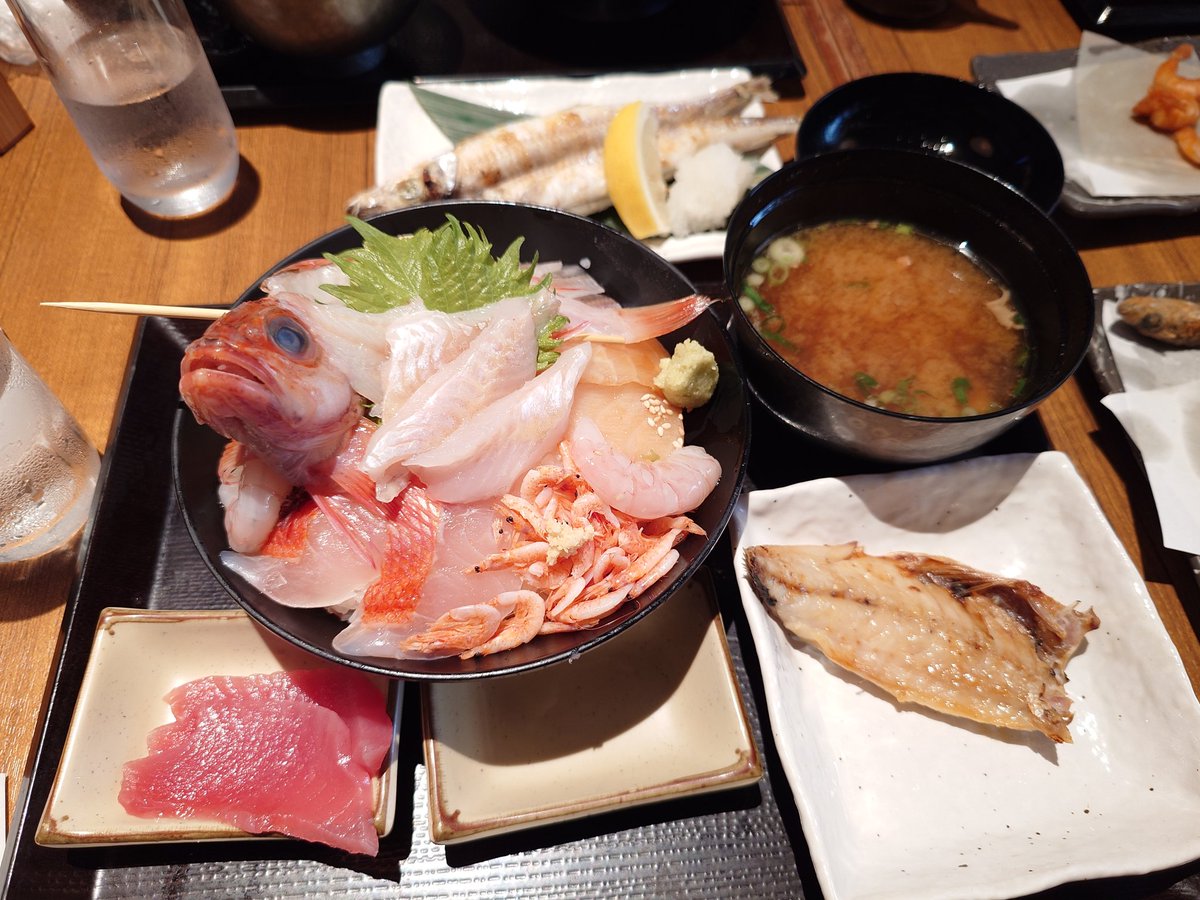 沼津旅行での食事② 沼津港にて濃厚抹茶ソフト 海鮮丼 佐政にて め